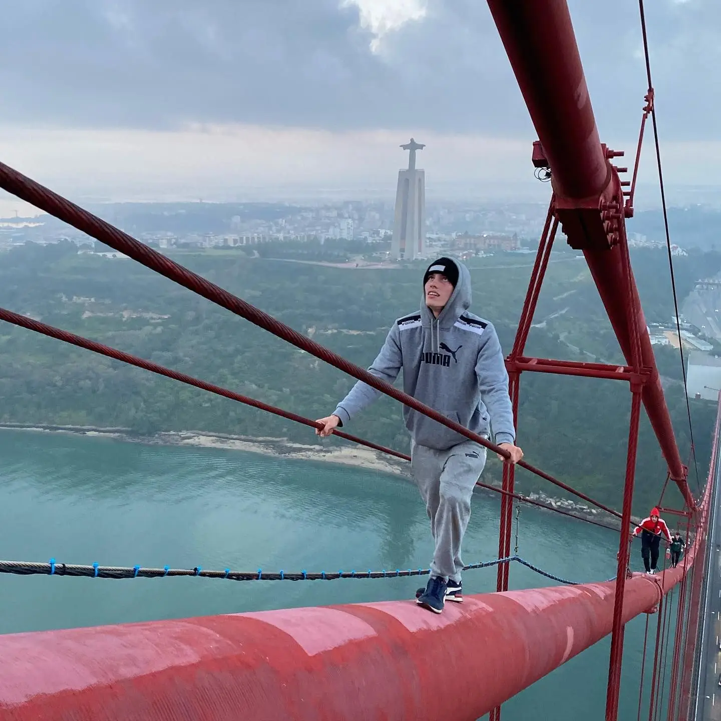 Ingleses que subiram ao topo da 25 de abril ficaram proibidos pelo juiz de voltar à ponte