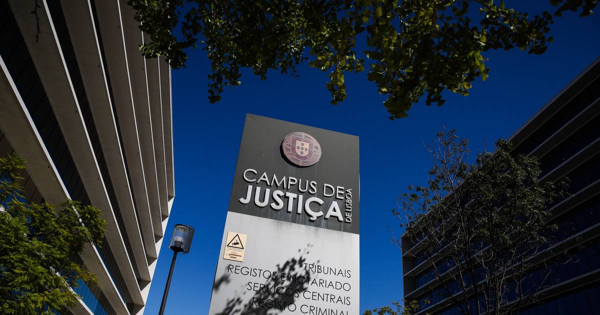 Que investigações lideraram os três procuradores responsáveis pelo caso que levou à demissão de António Costa?