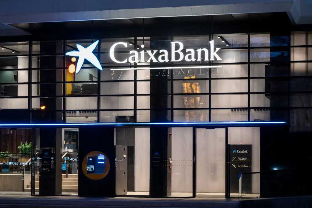 Lucro do CaixaBank sobe 21% no primeiro trimestre para 855 milhões de euros