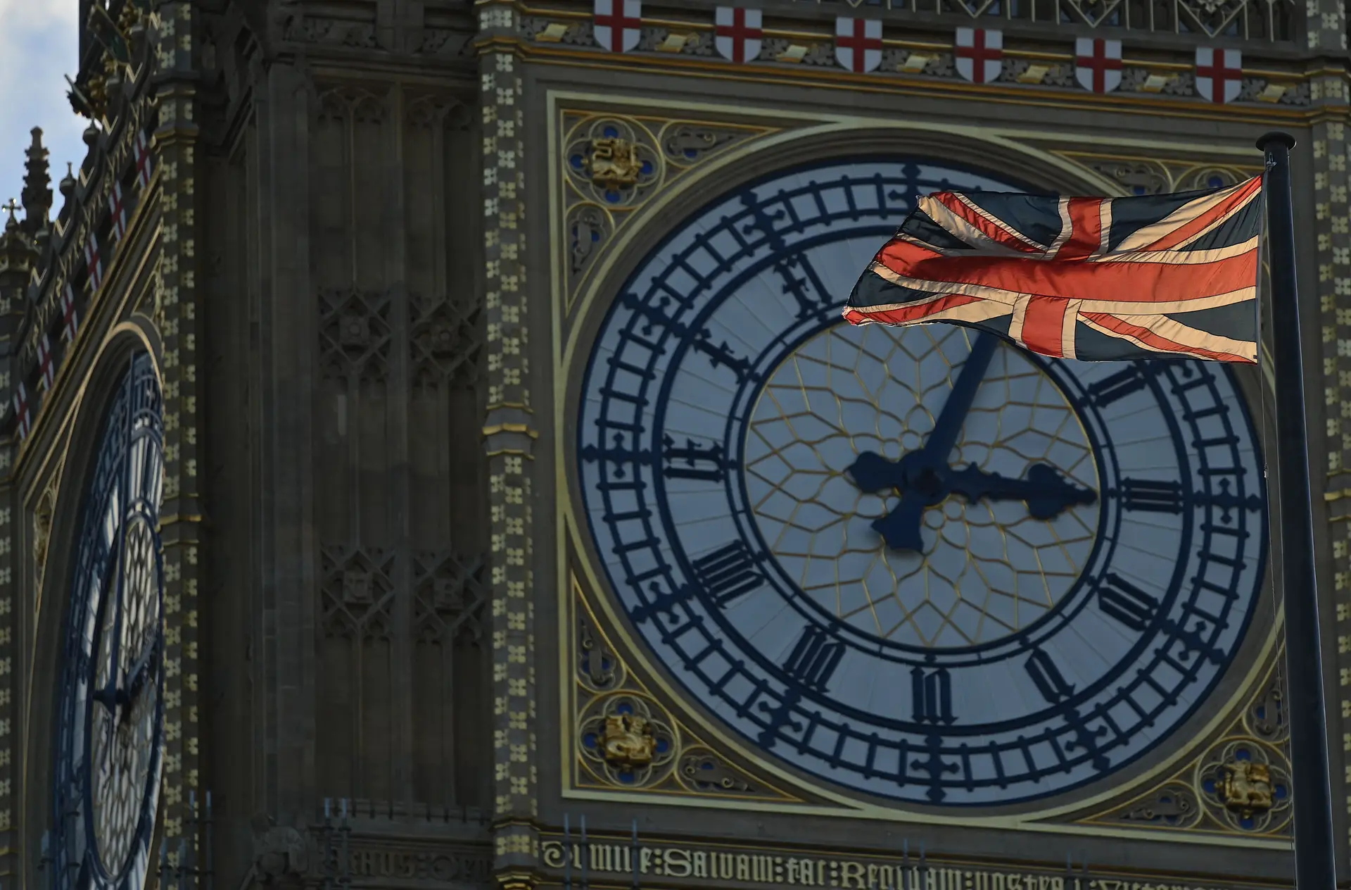 Bandeira do Reino Unido junto ao mítico Big Ben, no Palácio de Westminster, em Londres