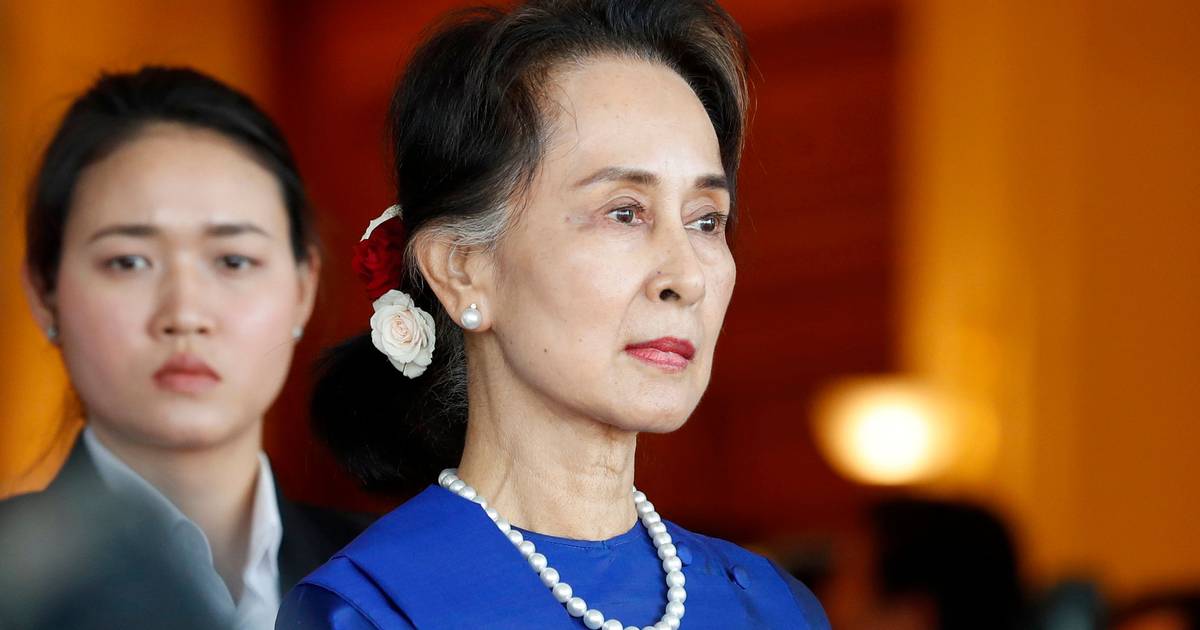 Ex-líder de Myanmar passa para prisão domiciliária: “Mudá-la de local não significa libertá-la”, diz o filho