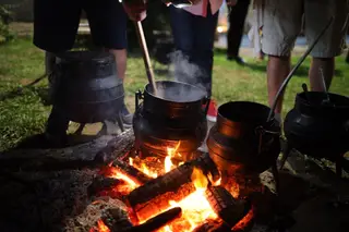Cozinha de Chão e Potes no Quintal
