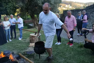 Cozinha de Chão e Potes no Quintal