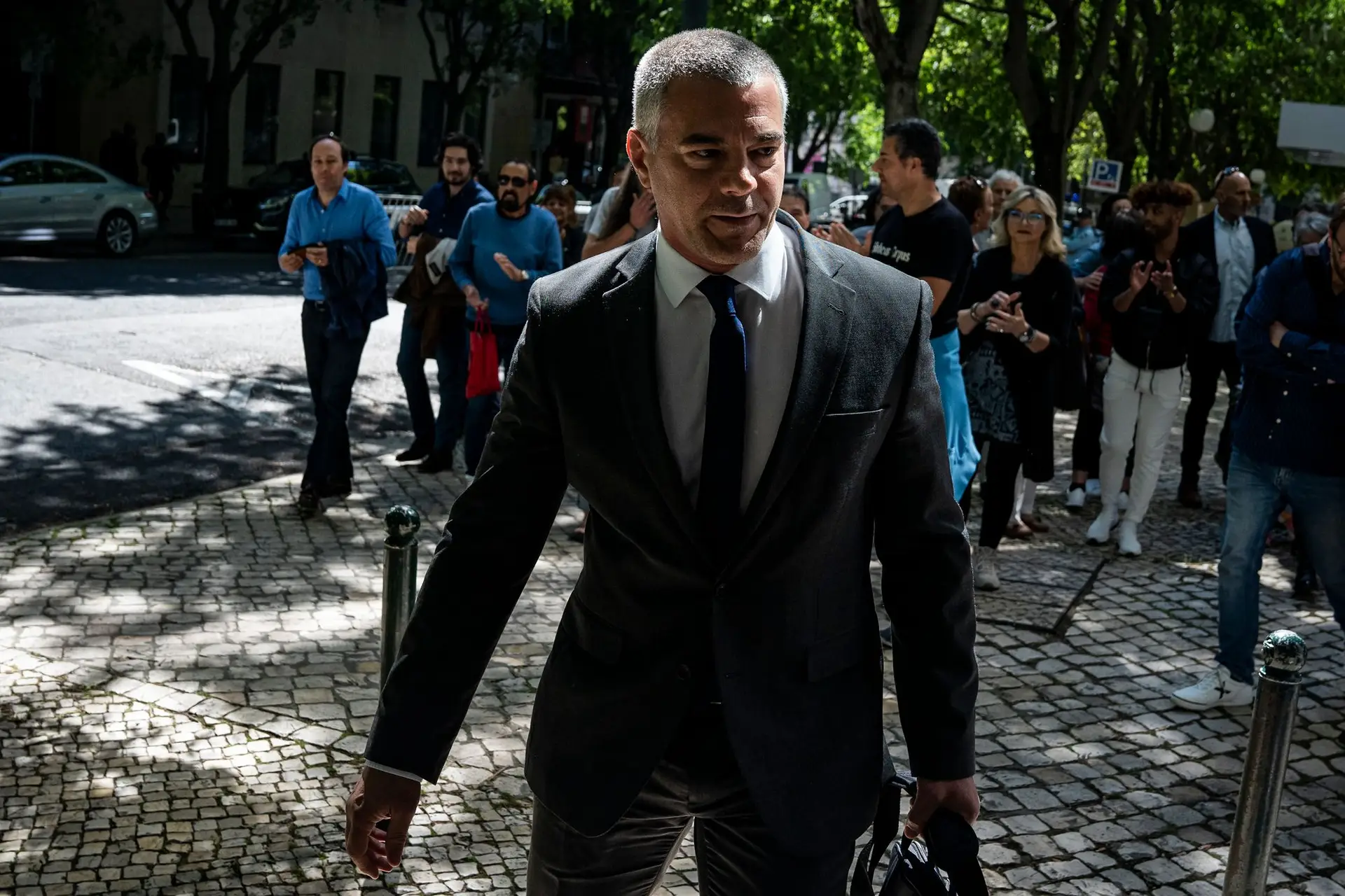 Ergue-te “encara a realidade” e aceita extinção