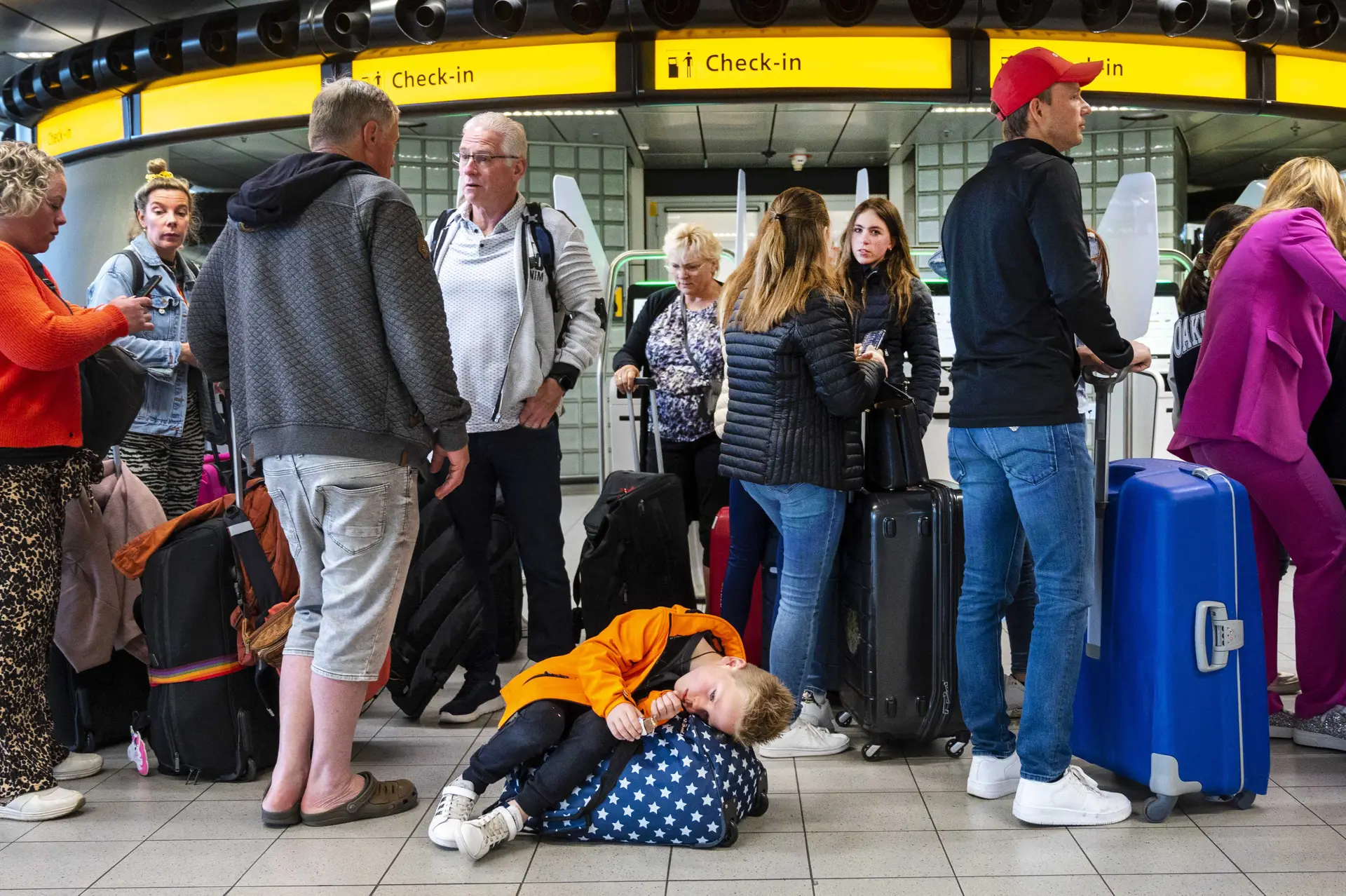 Aeroporto de Amesterdão reembolsa passageiros que perderam voos devido às longas filas