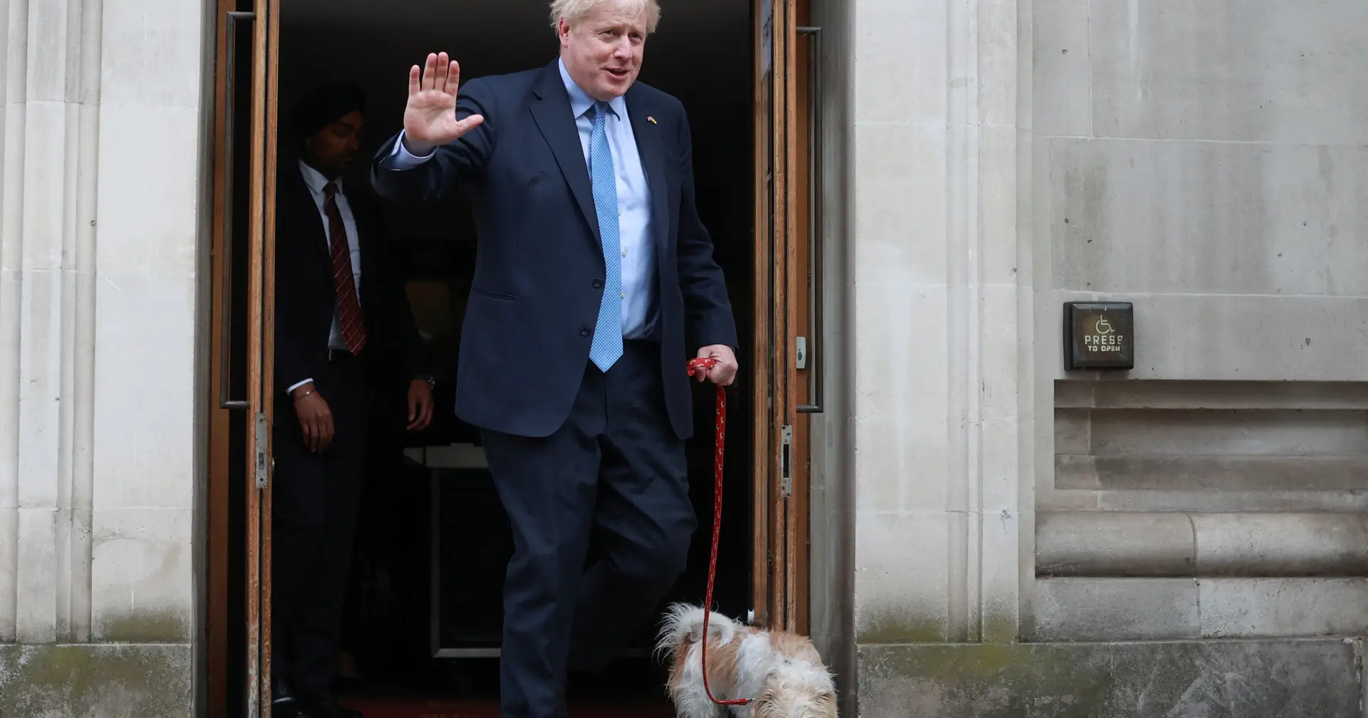Primeiro-ministro Boris Johnson e líder da oposição Keir Starmer votaram nas eleições locais britânicas