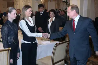 Alina Kabaeva y Vladimir Putin en la reunión de candidatos deportivos para el equipo olímpico ruso en la residencia presidencial de Novo Ogaryovo, en 2004