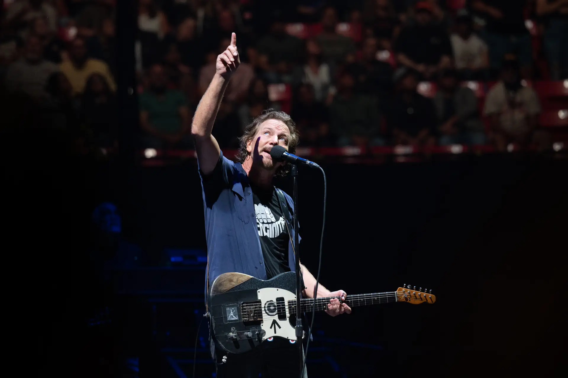 O vídeo da homenagem dos Pearl Jam a Taylor Hawkins dos Foo Fighters. “Vamos sentir a falta dele”