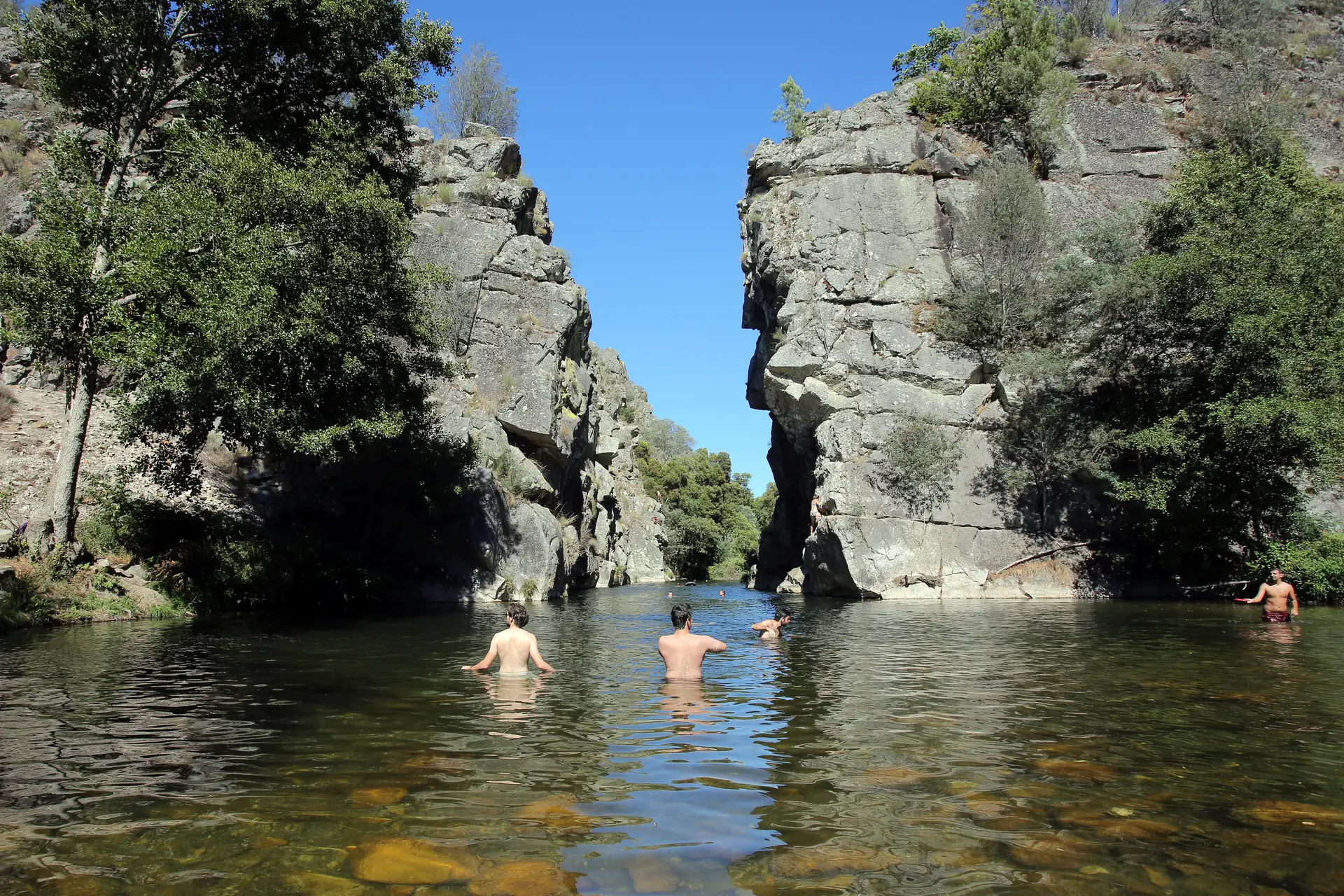 Cenário de filme convida a mergulhar nesta piscina natural na serra da Lousã