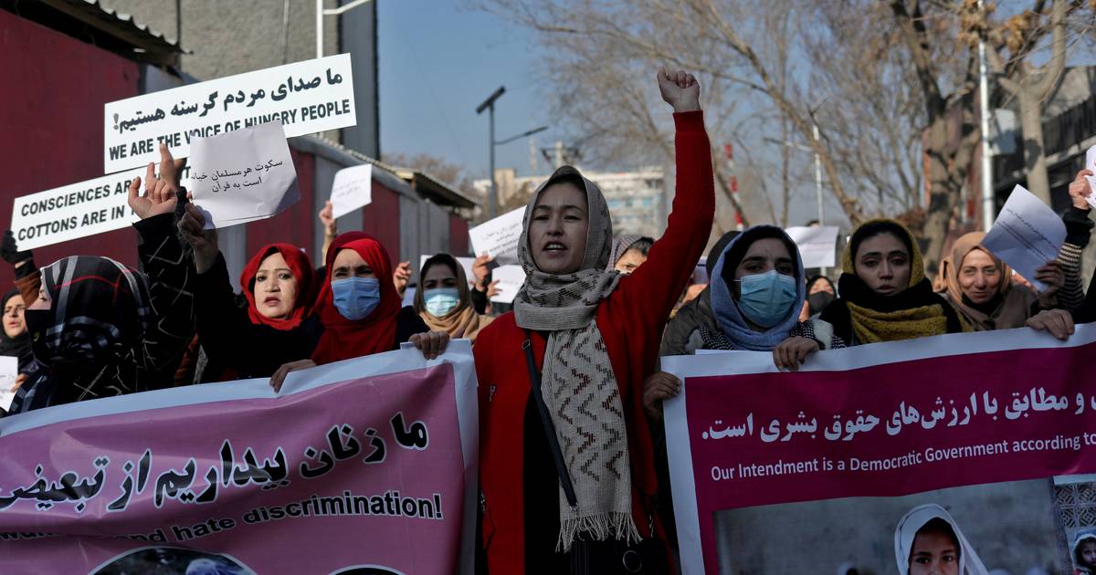 Afeganistão: Talibãs proibem mulheres de trabalharem em ONG