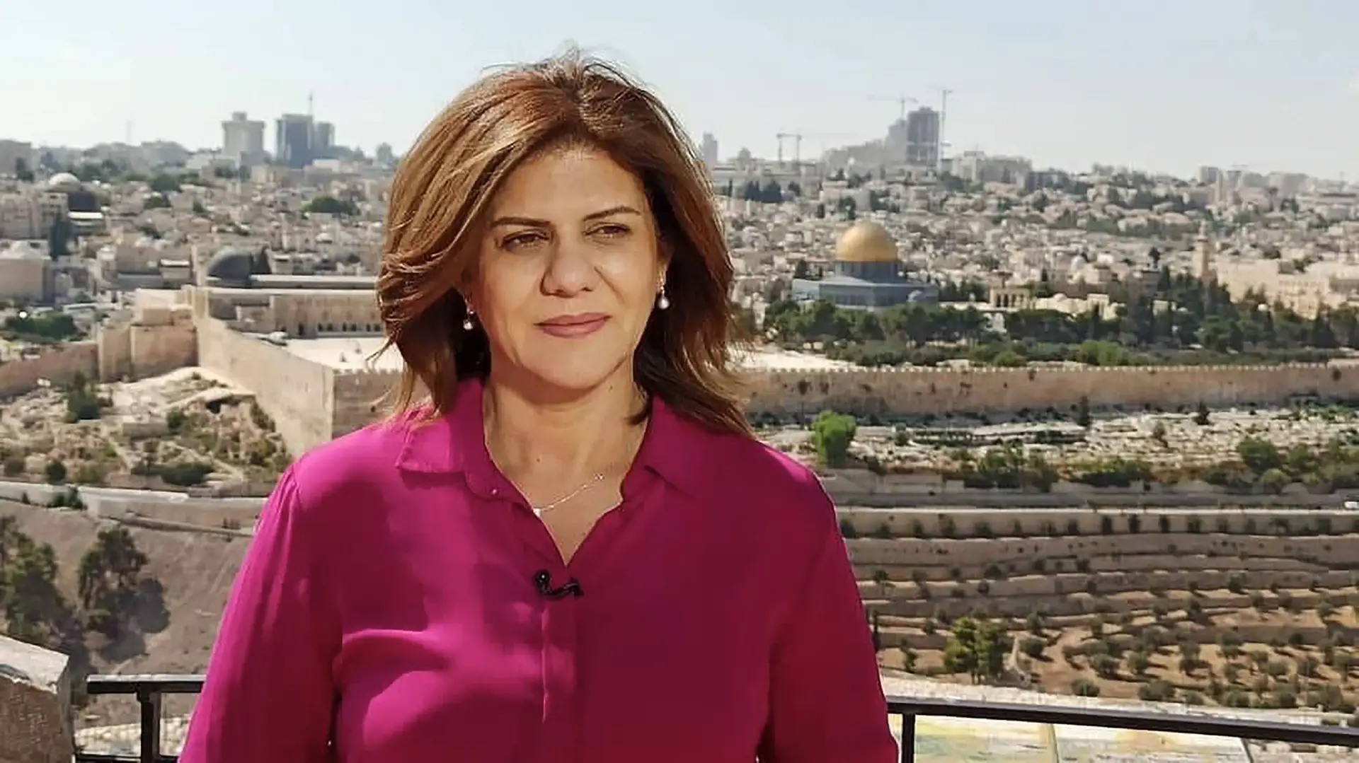 Shireen Abu Akleh em Jerusalém. A jornalista morreu durante um ataque israelita em Jenin
