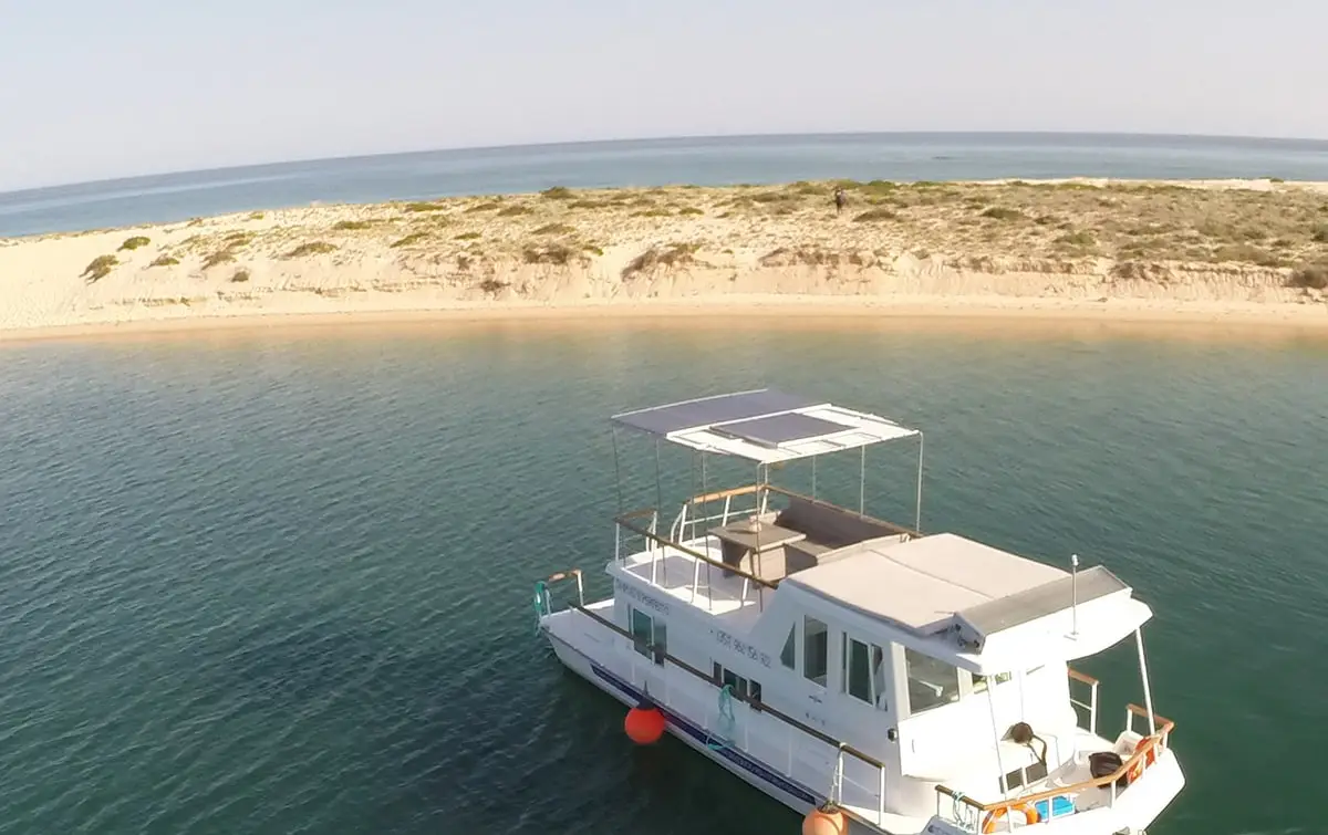 Dormir num barco-casa: alojamentos alternativos embalados pela água