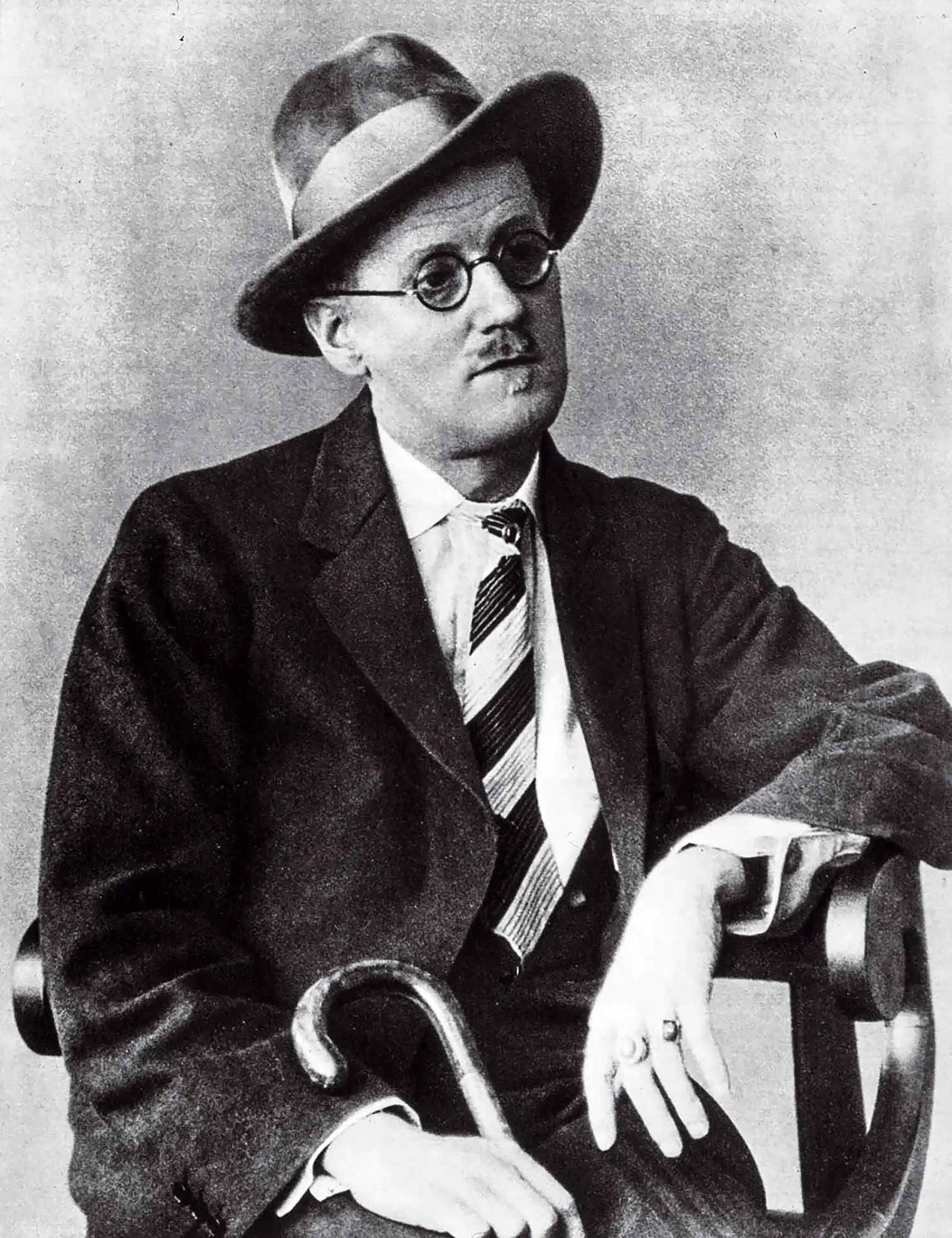 O escritor irlandês James Joyce (1882-1941). “Ulisses” foi primeiro serializado na revista literária norte-americana “The Little Review”, entre 1918 e 1920, e publicado por completo pela primeira vez em 1922 Culture Club/Getty Images