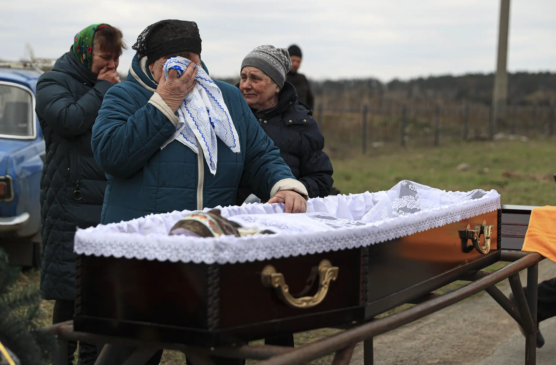 Família chora a morte de civil, na guerra da Ucrânia