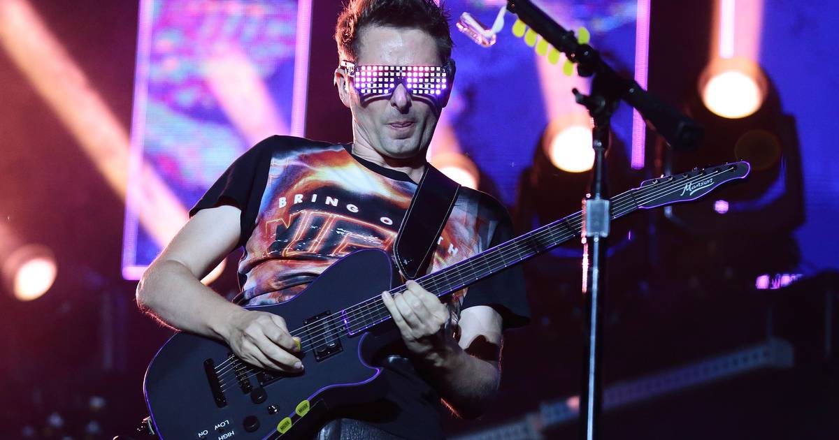 Matt Bellamy (Muse) parte guitarra em palco e oferece-a a um fã