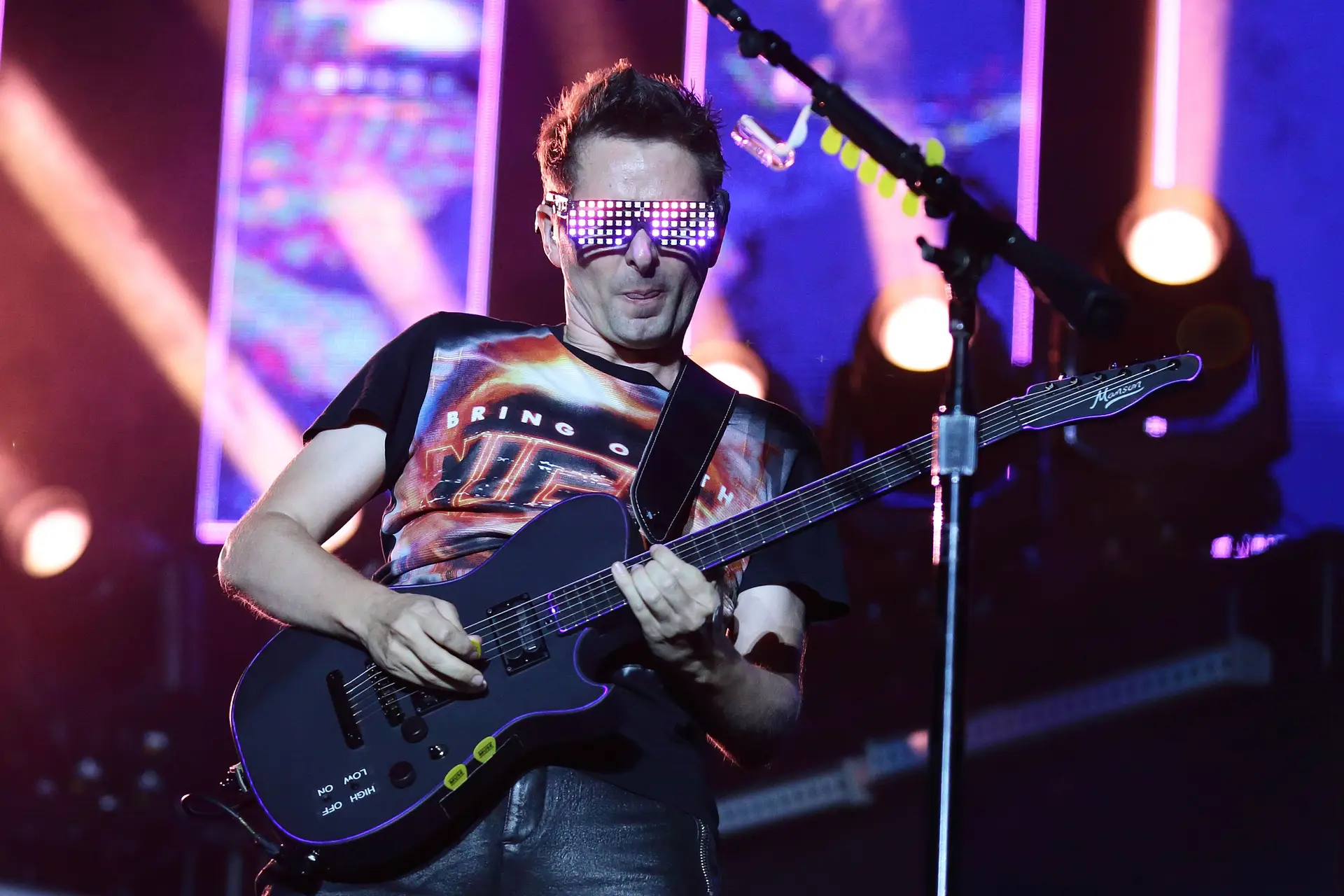 Matt Bellamy (Muse) parte guitarra em palco e oferece-a a um fã