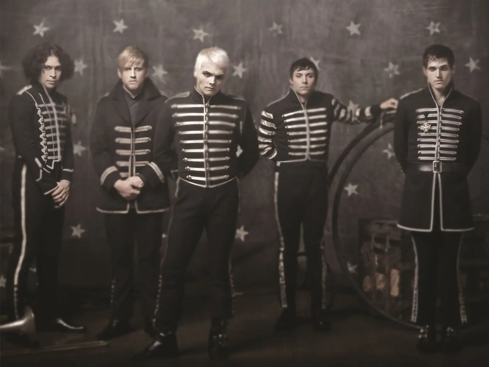 Gerard Way dos My Chemical Romance deu concerto vestido de “cheerleader”