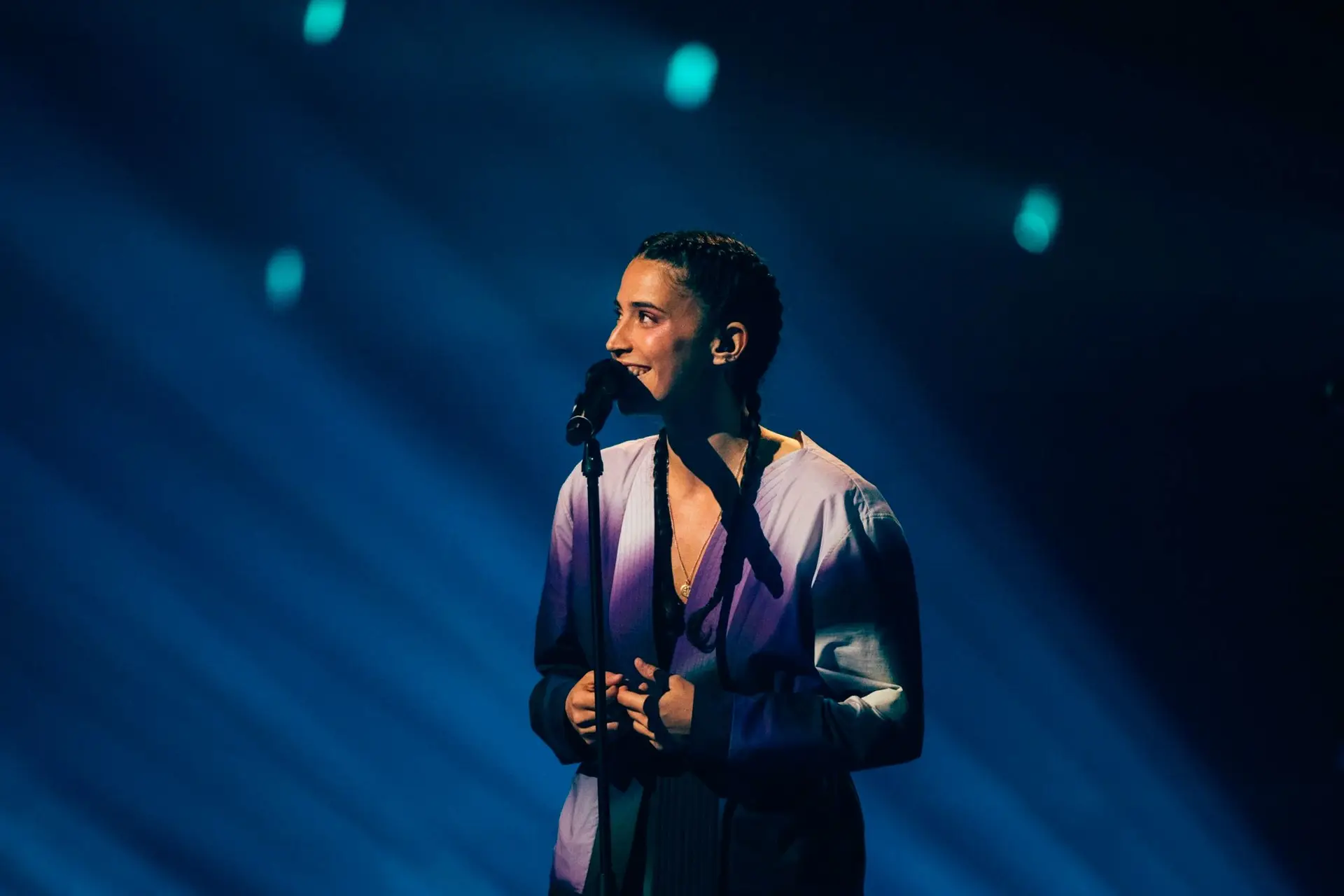 Intimismo e um "círculo de oração". As fotos de MARO na Eurovisão