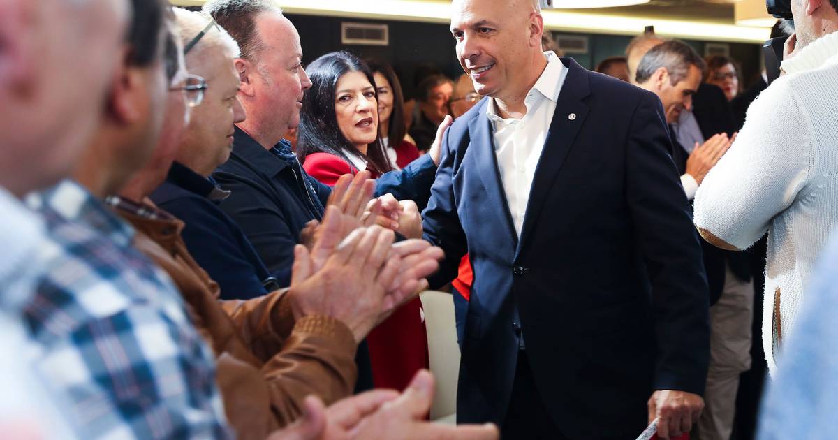 Paulo Cafôfo anuncia que se vai candidatar a líder do PS Madeira, mantendo as suas funções no Governo