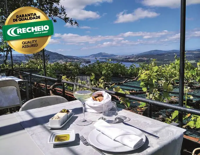 Entre as videiras, ao som do piano, com vista para o rio Minho