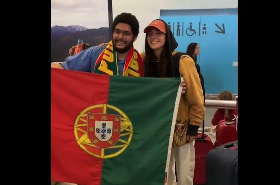 MARO recebida por fãs no Aeroporto de Lisboa
