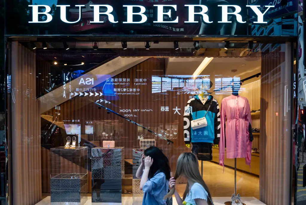 Burberry aumenta em 27% o resultado operacional com regresso dos turistas às lojas europeias