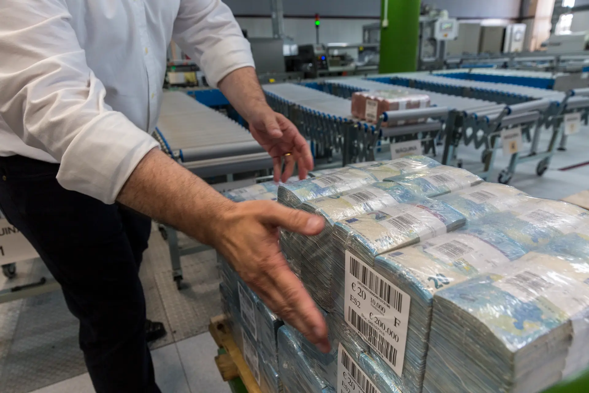 Bancos centrais fazem pausa nos juros em abril mas temem geopolítica e ganância patronal