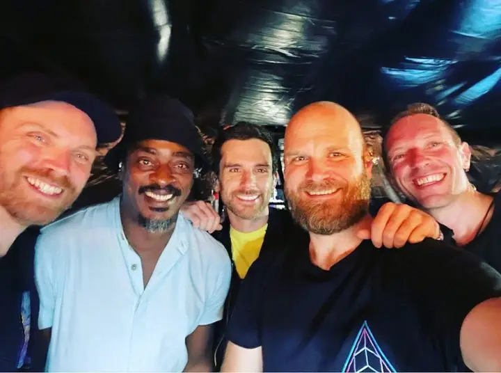 Coldplay e Seu Jorge na passagem pelo Brasil da digressão "Music of the Spheres"