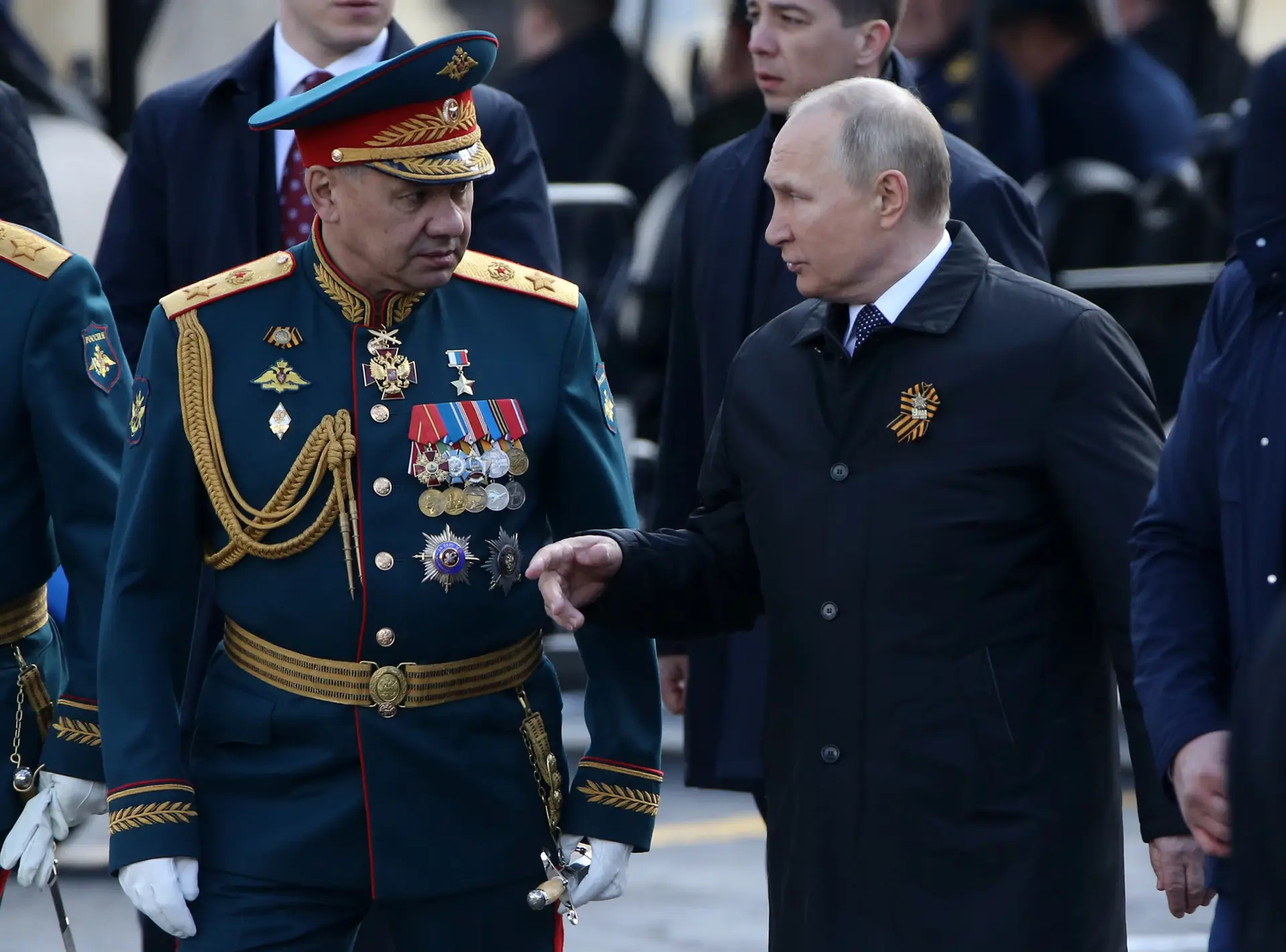 O ministro da Defesa russo, Sergei Shoigu, à esquerda de Vladimir Putin
