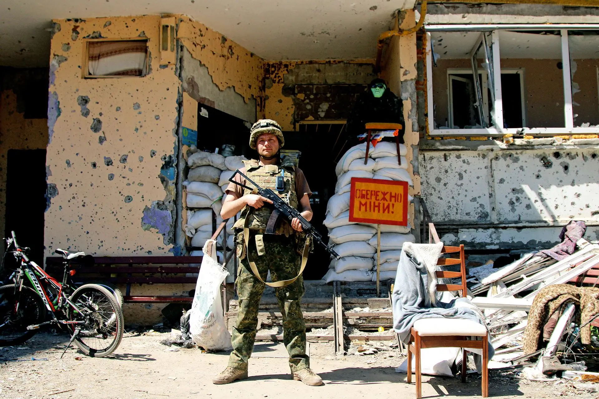 
Заброшенные и разрушенные квартиры приспосабливаются под казарму для солдат и волонтеров
