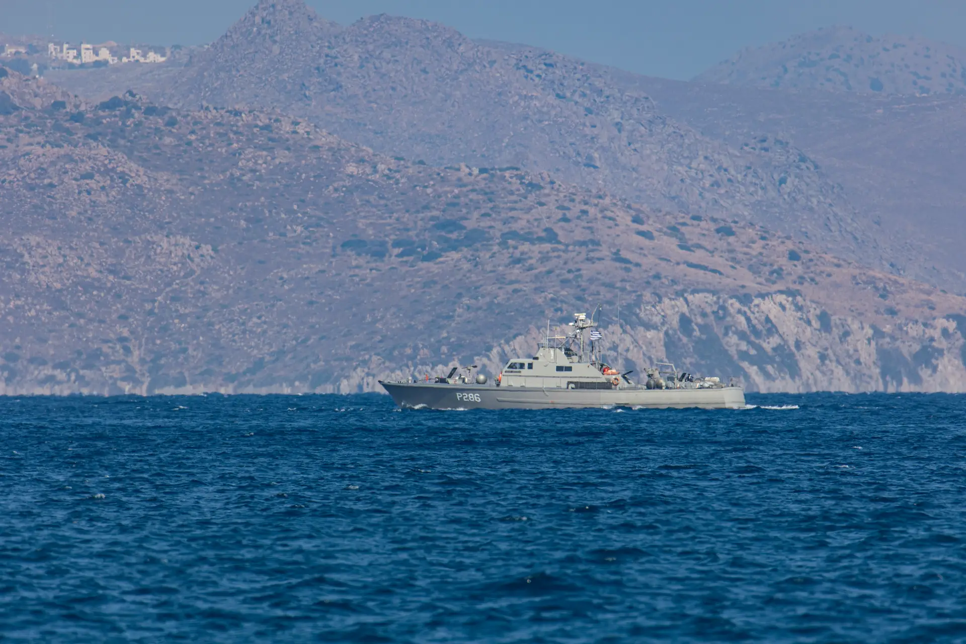 Barco grego patrulha o mar Egeu