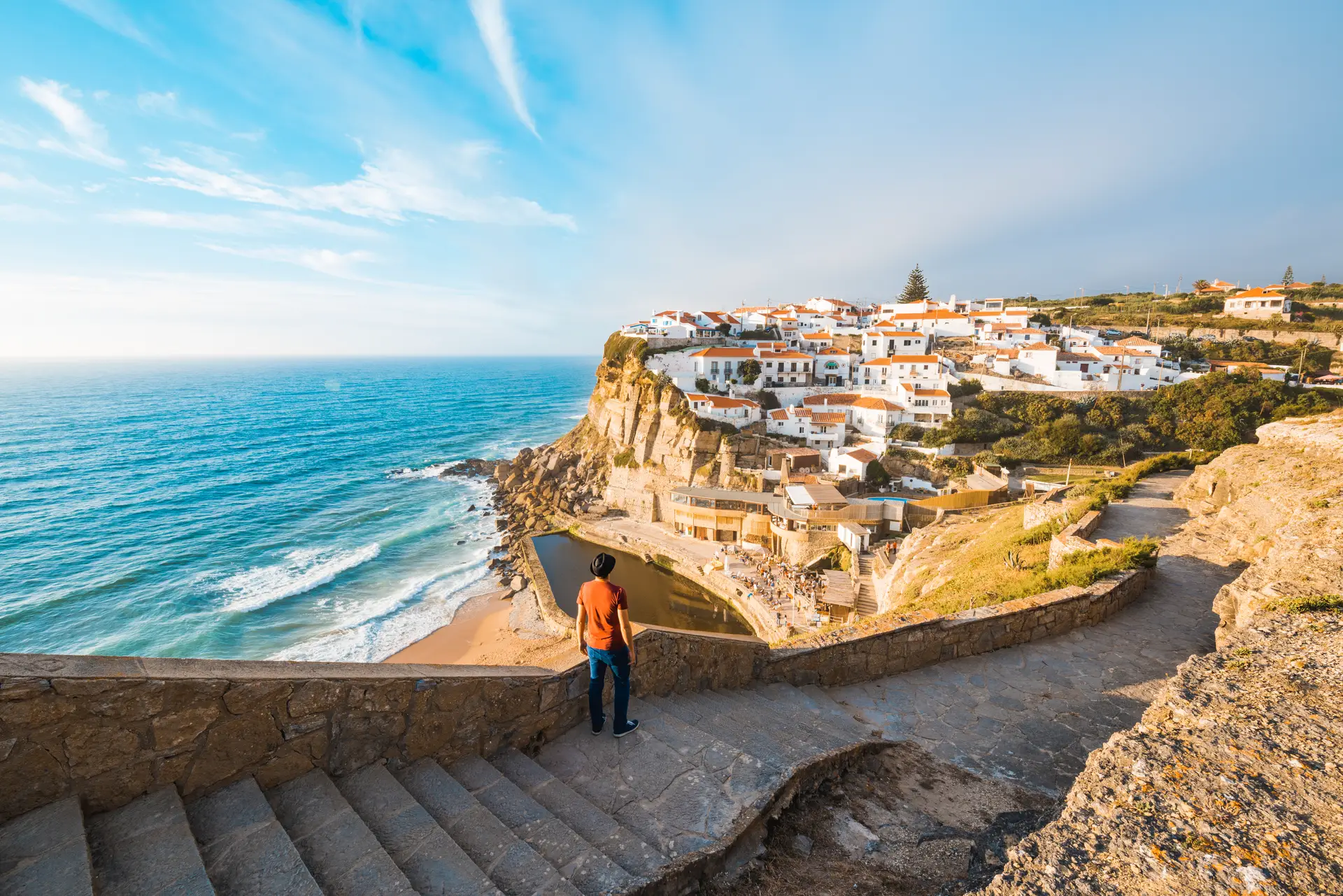 Turista nas Azenhas do Mar, em Sintra