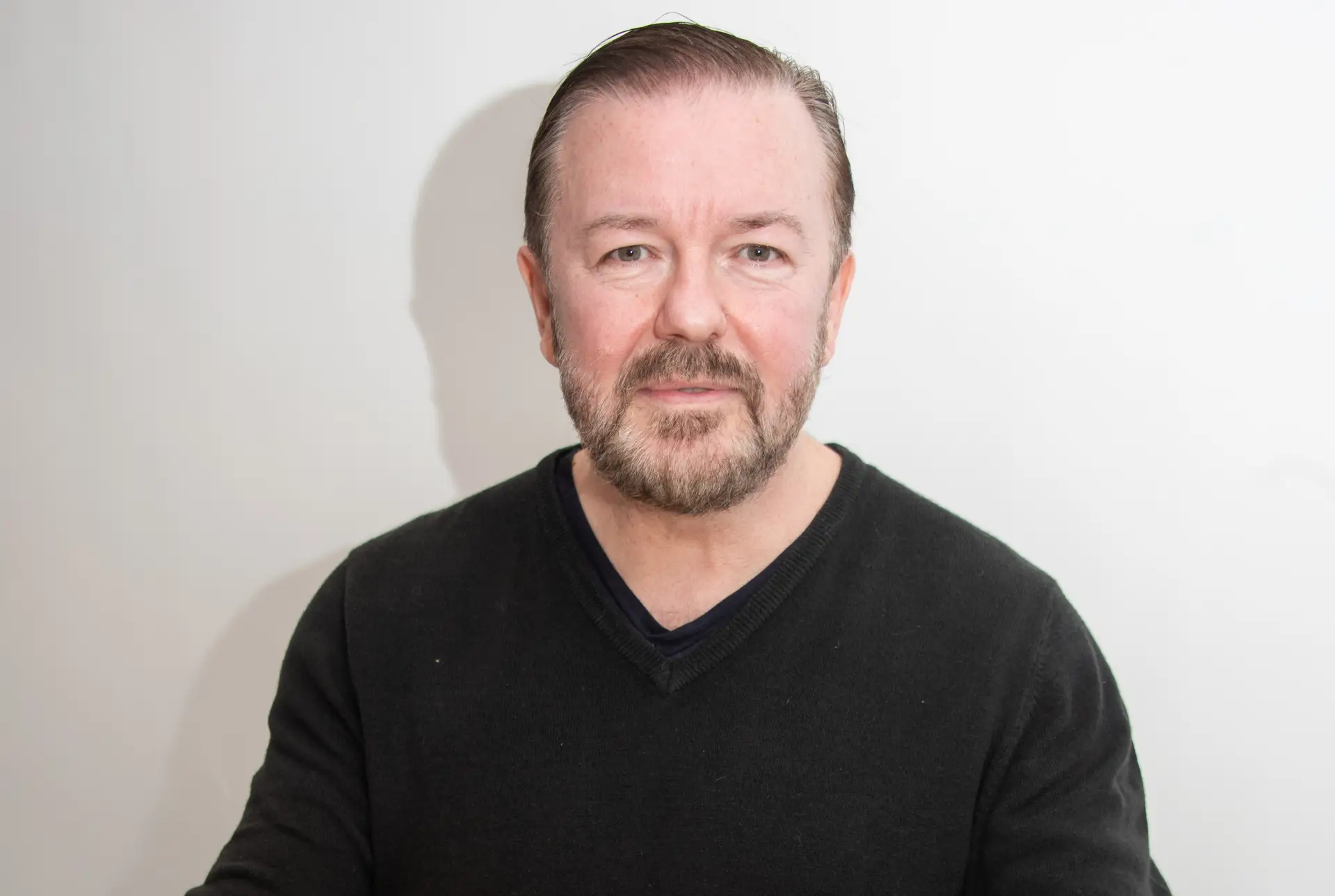 Ricky Gervais estreia na Netflix no Natal de 2023 com Armagedom.