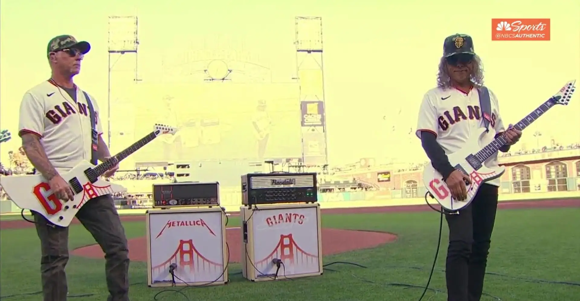 Como soa o hino dos Estados Unidos tocado pelos Metallica? James Hetfield e Kirk Hammett trataram de demonstrá-lo em jogo de basebol