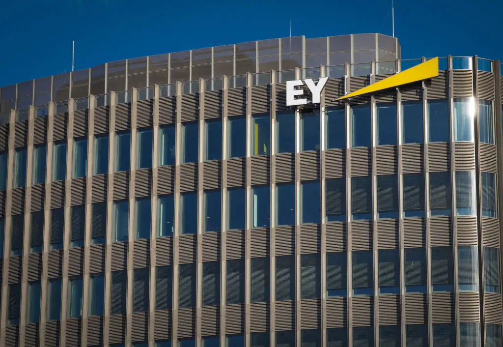 EY multada em 500 mil euros e proibida de auditar empresas cotadas e financeiras na Alemanha