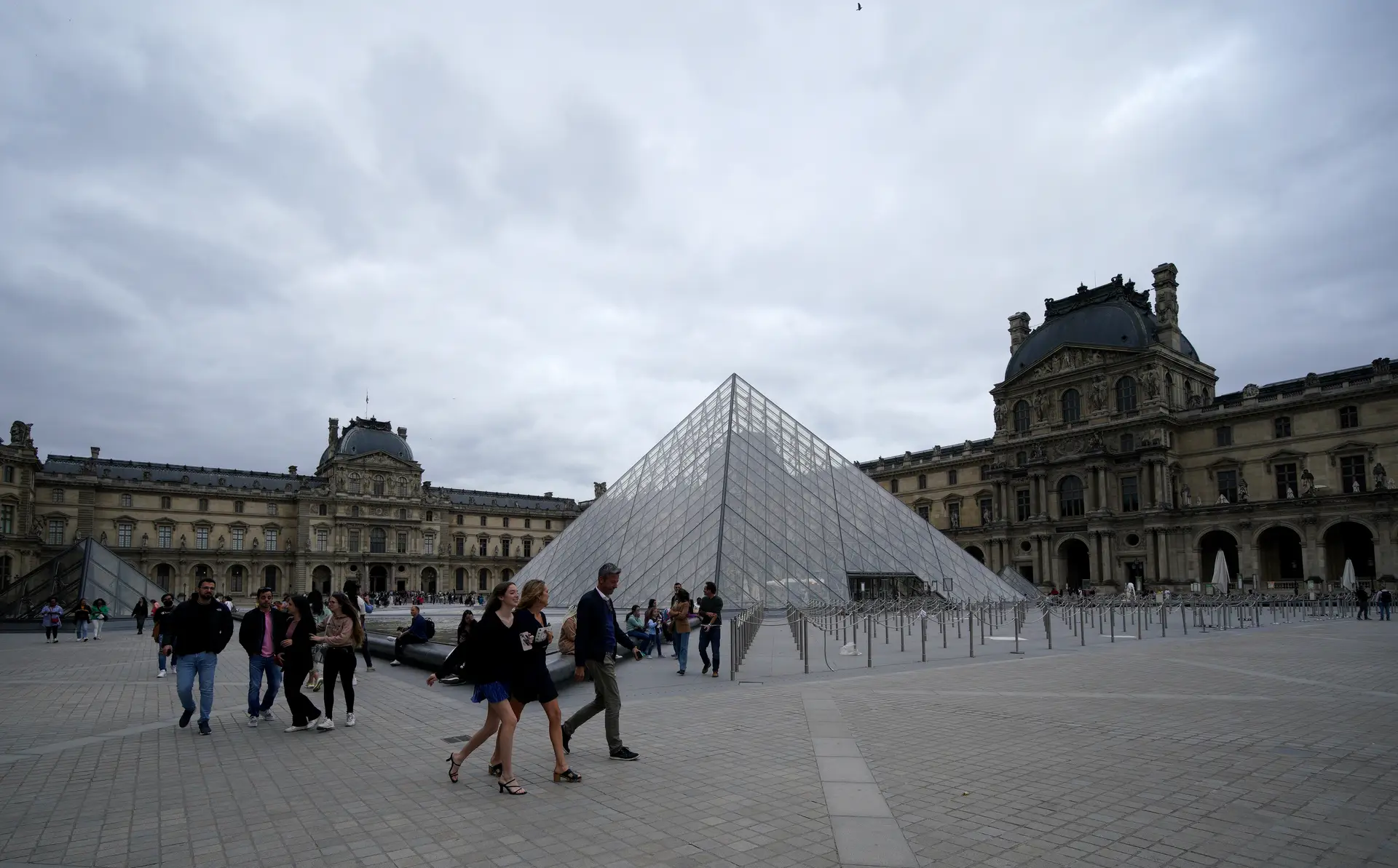 Antigo diretor do Louvre suspeito de tráfico de antiguidades e lavagem de dinheiro