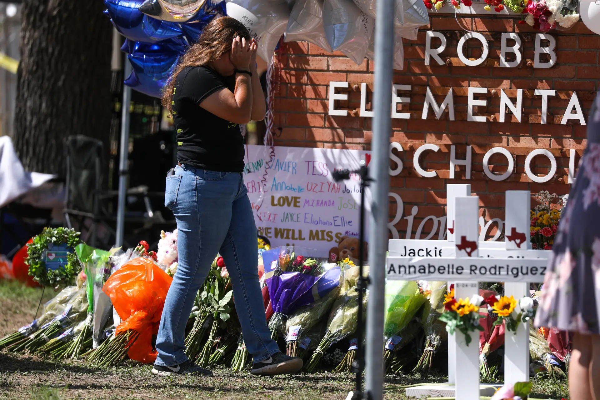 Massacre em escola no Texas: relatório denuncia “erros sistémicos”, ausência de comando e polícias “apáticos”