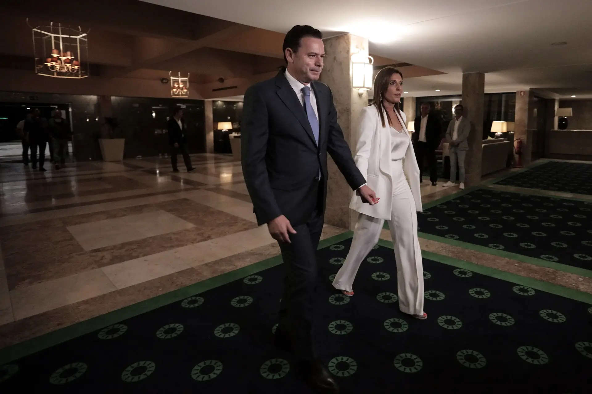 Luís Montenegro com a mulher à saída do hotel onde festejou a eleição como líder do PSD