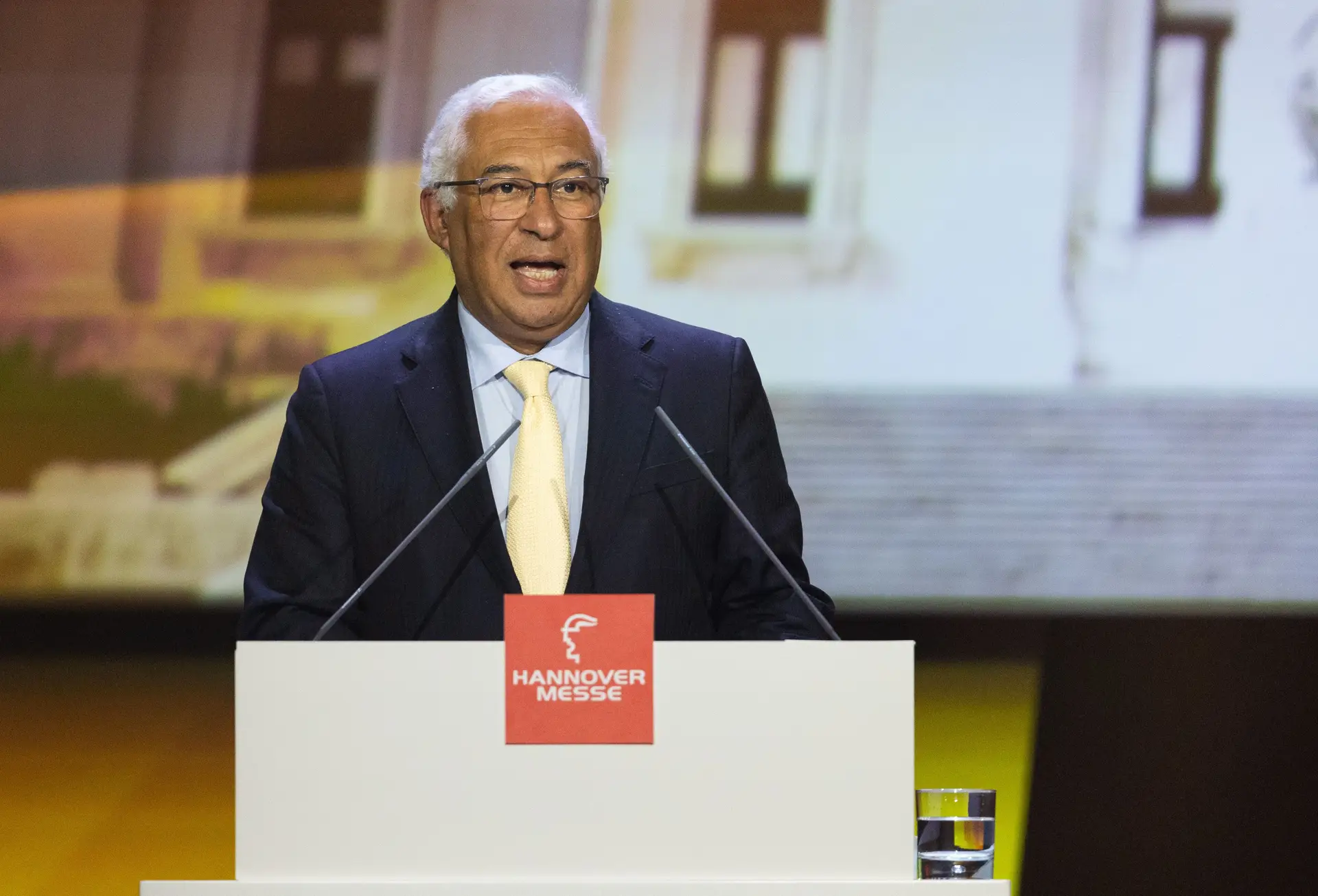 António Costa revela que estão a ser estudados circuitos de interconexões energéticas que não passem por França
