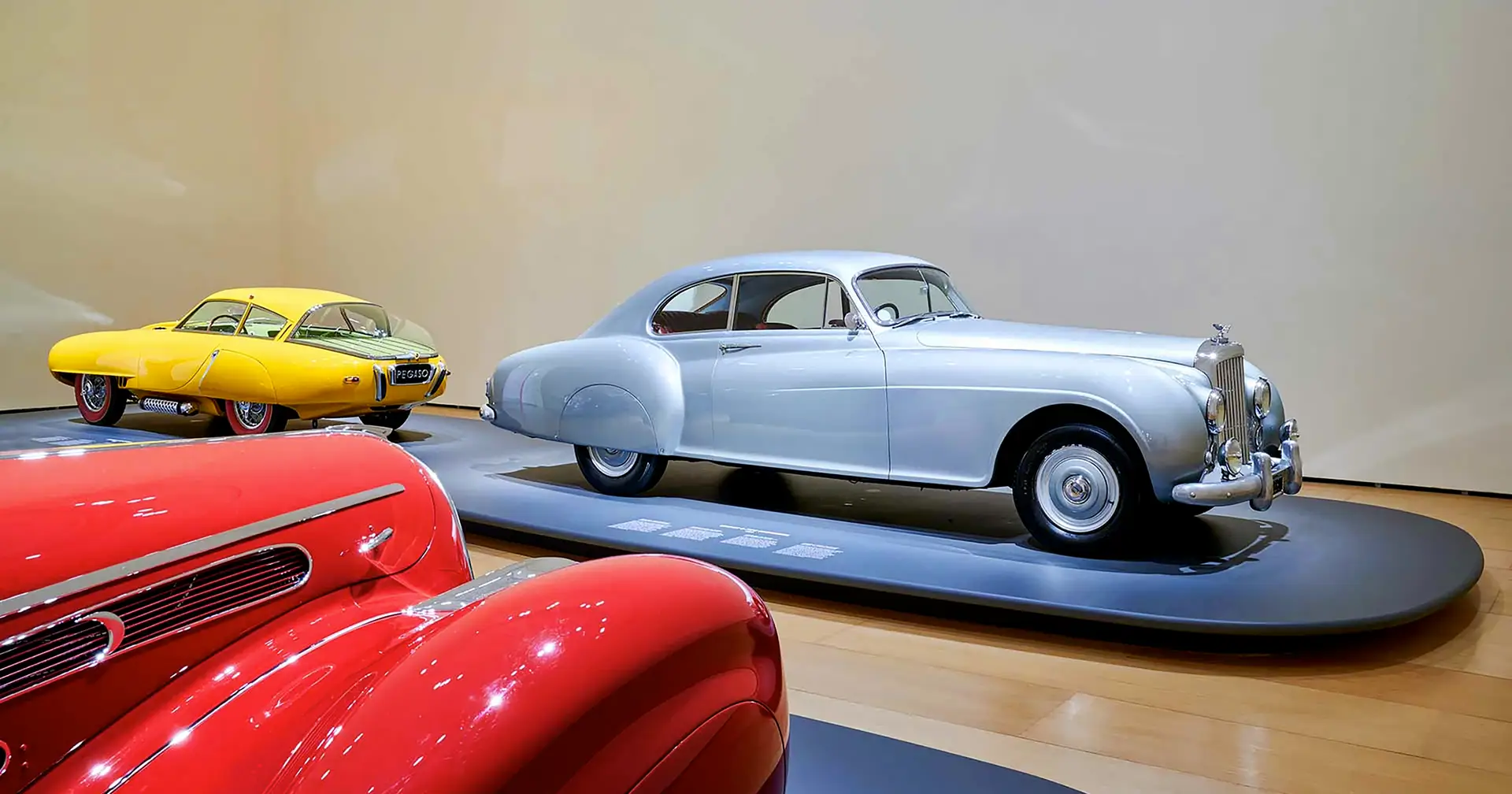 Exposição inédita no Guggenheim de Bilbau coloca os automóveis no centro das atenções. São 200 anos de paixão
