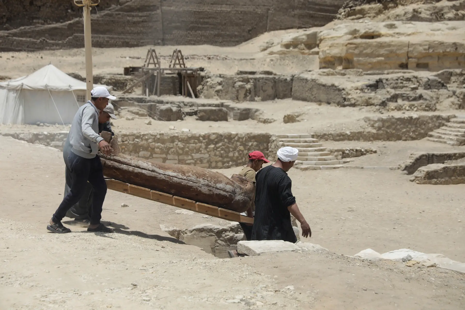 Vários sarcófagos e outros artefactos descobertos na necrópole de Saqqara, no Egito