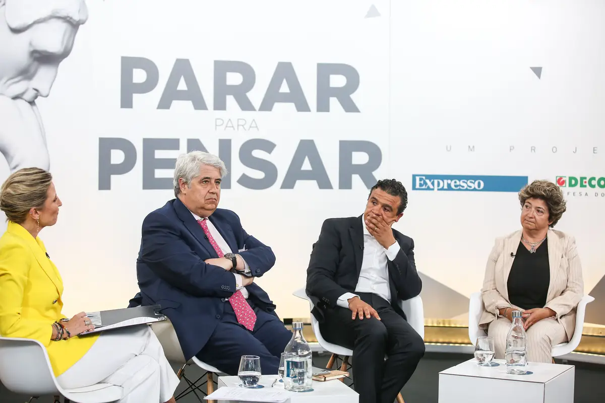 António Nogueira Leite, economista e chairman da Hipoges, Nelson Pires, diretor-geral da Jaba Recordati, e Sandra Balão, professora associada do ISCSP, participaram na conferência 'Parar para Pensar: Globalização', a primeira de seis que decorrerão ao longo das próximas semanas. A conversa foi moderada pela jornalista da SIC, Marta Atalaya (à esquerda)