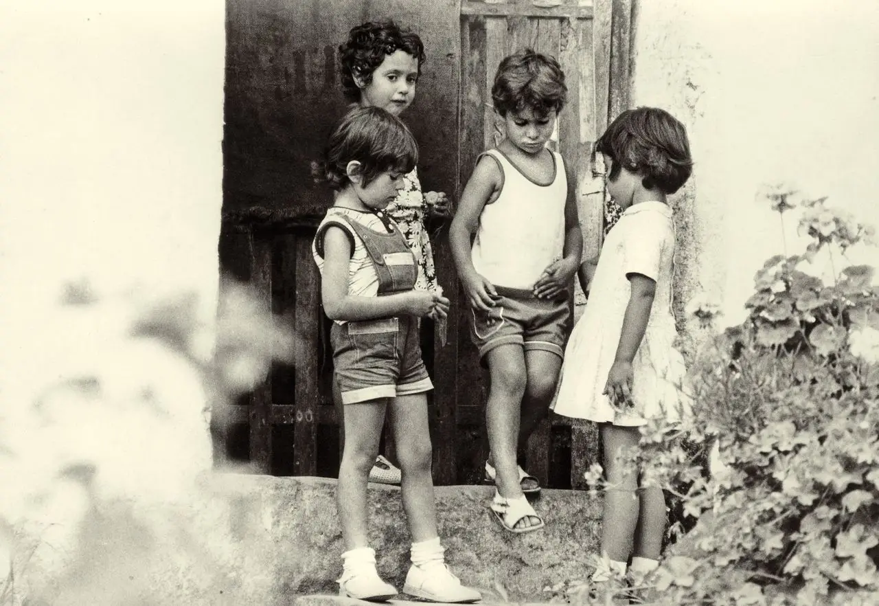 Humberto Candeias, Valentina Marcelino (atrás), Elsa Pedro e Catarina Cabrita (de vestido branco) eram os mais novos da colónia de férias

