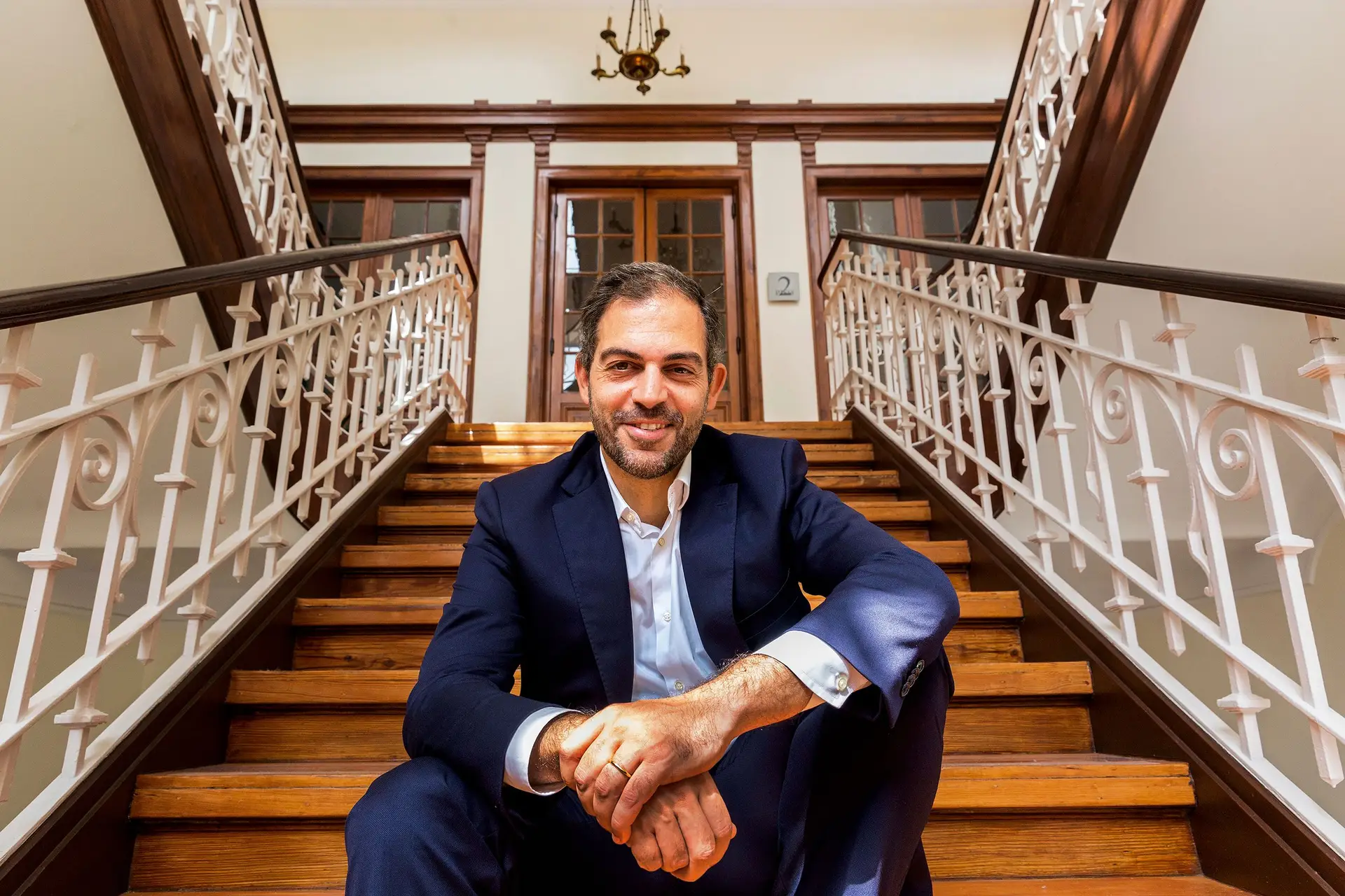 Duarte Cordeiro nas históricas escadas do Ministério do Ambiente, na Rua do Século, em Lisboa