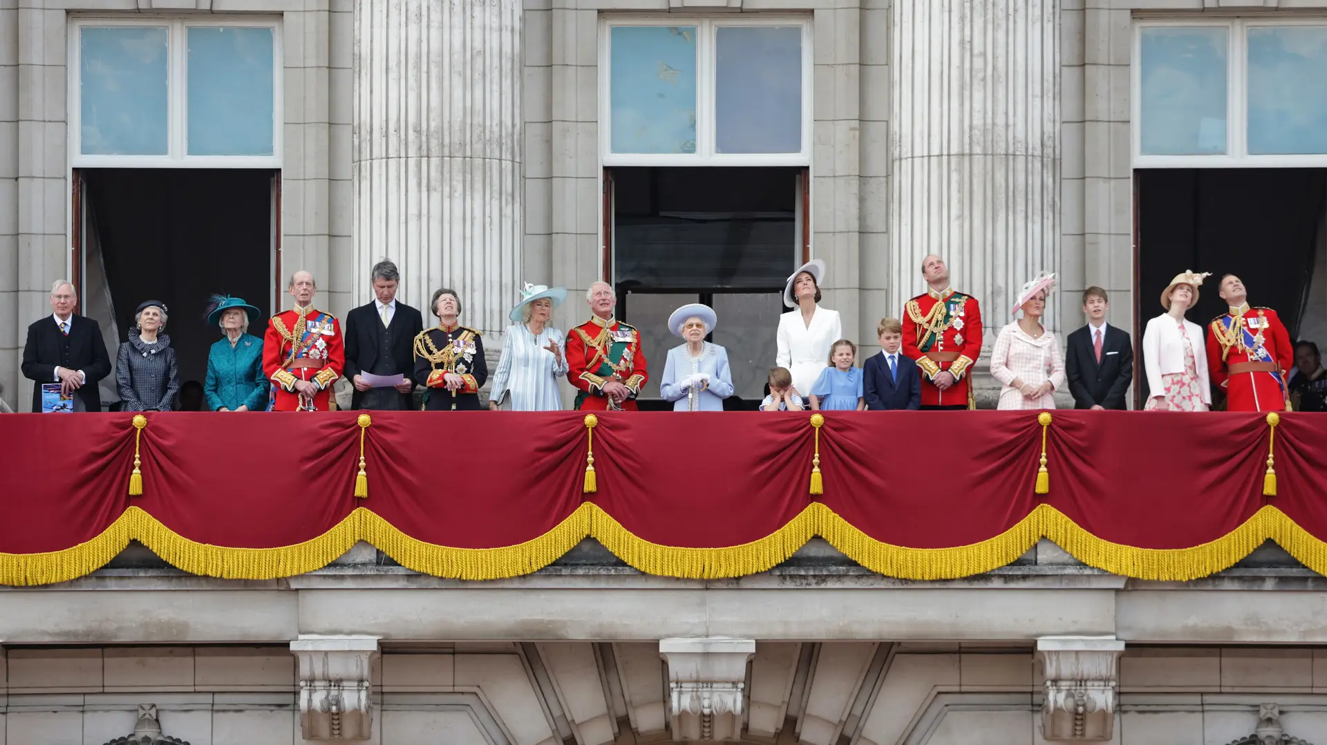 Os membros da família real que cumprem funções públicas acompanharam Isabel II na varanda do palácio de Buckingham 