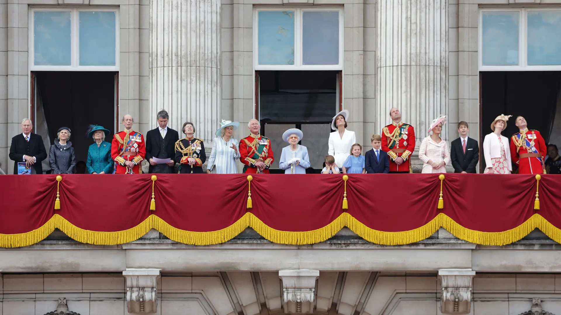 Os membros da família real que cumprem funções públicas acompanharam Isabel II na varanda do palácio de Buckingham