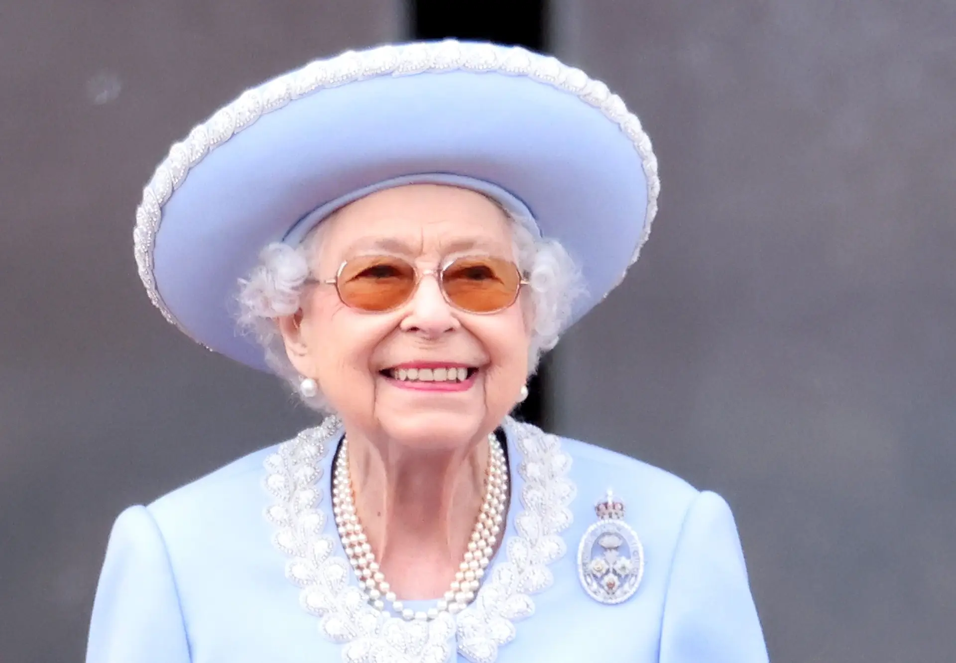 Isabel II na varanda do palácio de Buckinham durante a parada militar que assinalou o seu 96º aniversário e sete décadas de reinado 