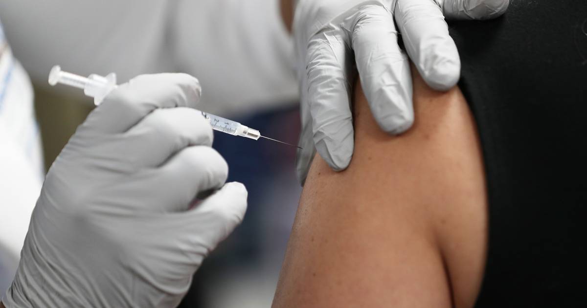 Segunda dose de reforço da vacina contra a covid-19 alargada a pessoas dos 18 aos 49 anos