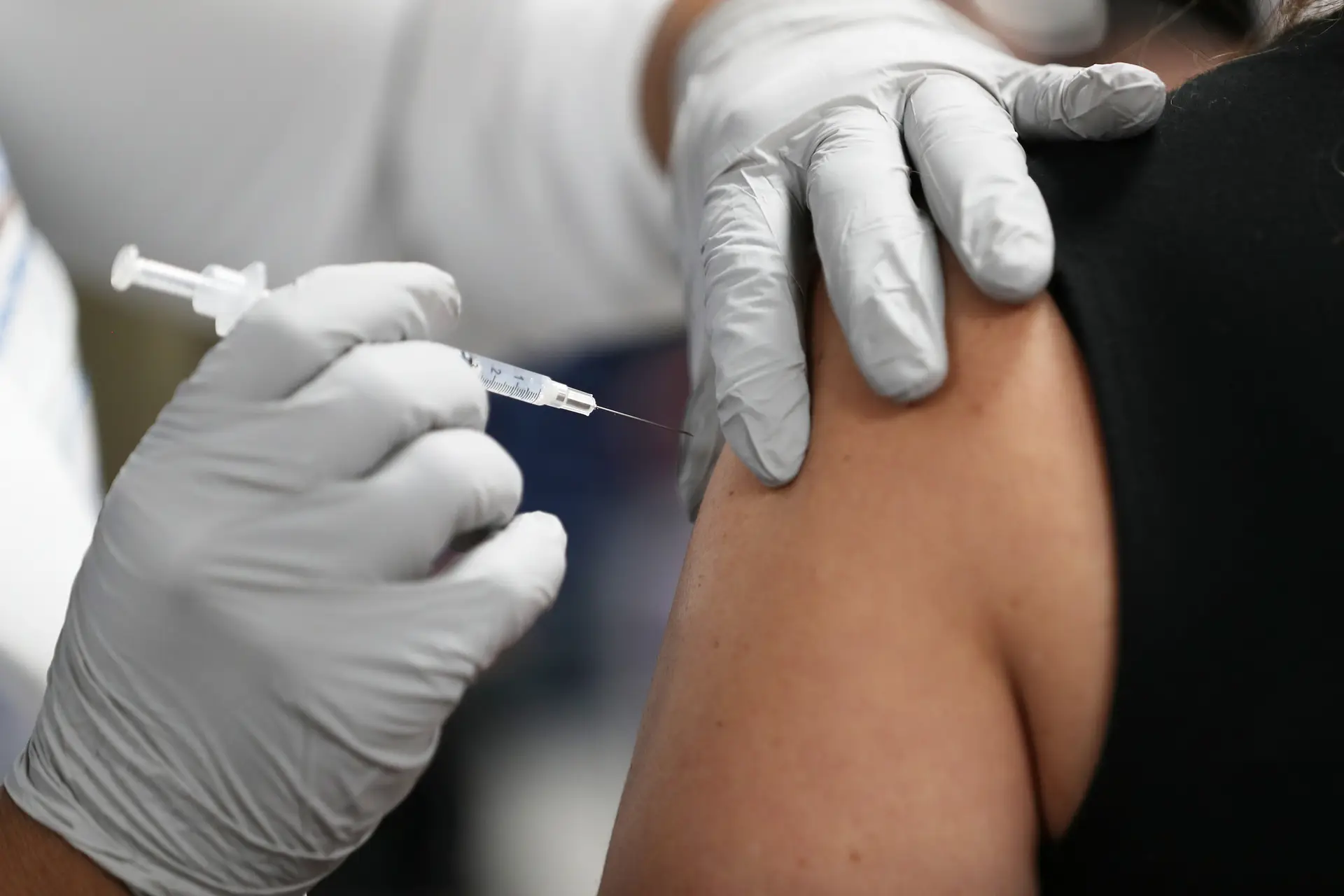 Covid-19: vacinas evitaram mais de 250 mil mortes na UE em 2021