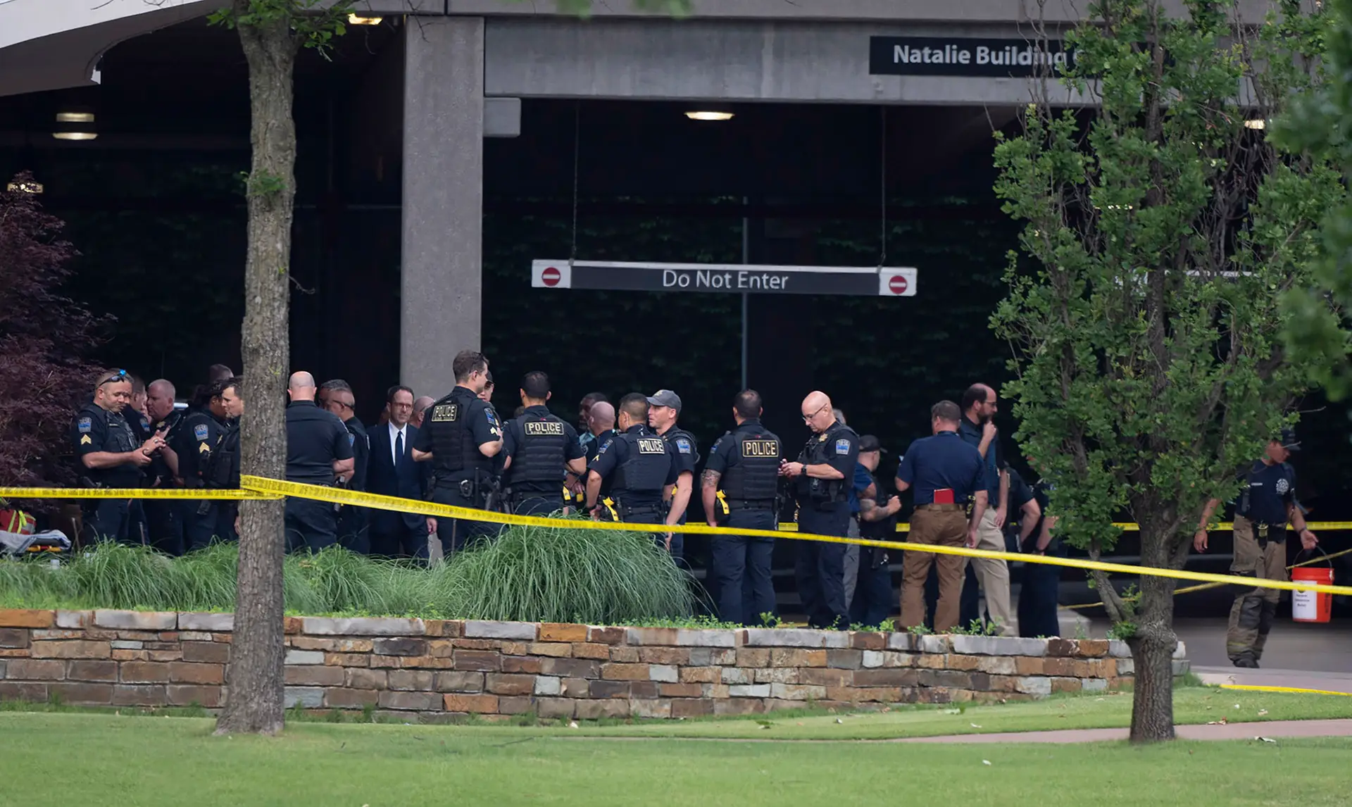 A resposta policial a um tiroteio em Tulsa, Oklahoma, dia 1 de junho, num hospital